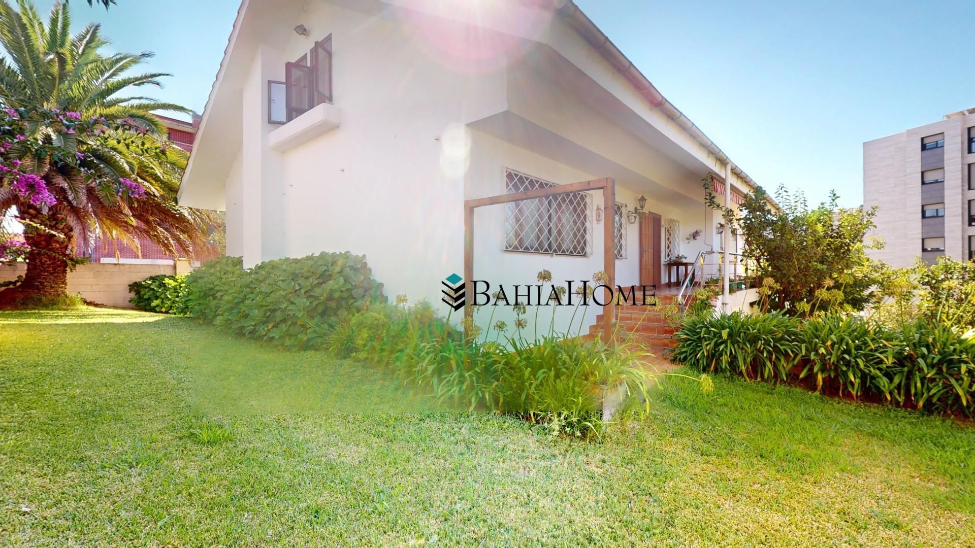 Vista exterior de Casa o xalet en venda en Santander amb Calefacció, Jardí privat i Parquet