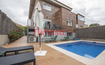 Exterior view of Single-family semi-detached for sale in Villaviciosa de Odón  with Air Conditioner, Terrace and Swimming Pool