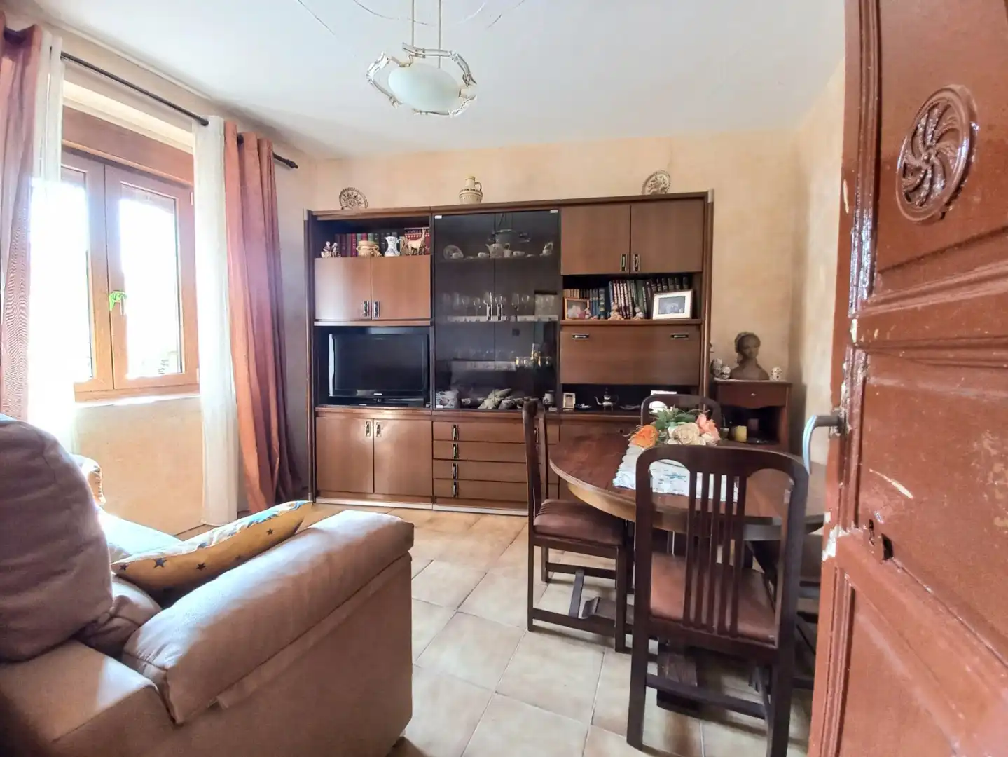 Wohnzimmer von Einfamilien-Reihenhaus zum Verkauf in Presencio mit Privatgarten
