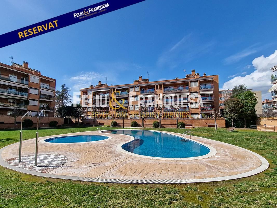 Vista exterior de Àtic en venda en Sant Cugat del Vallès amb Calefacció, Terrassa i Traster