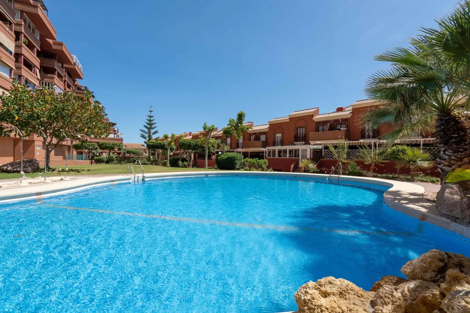 Piscina de Ático de alquiler en Almería con Aire acondicionado, Calefacción y Jardín privado
