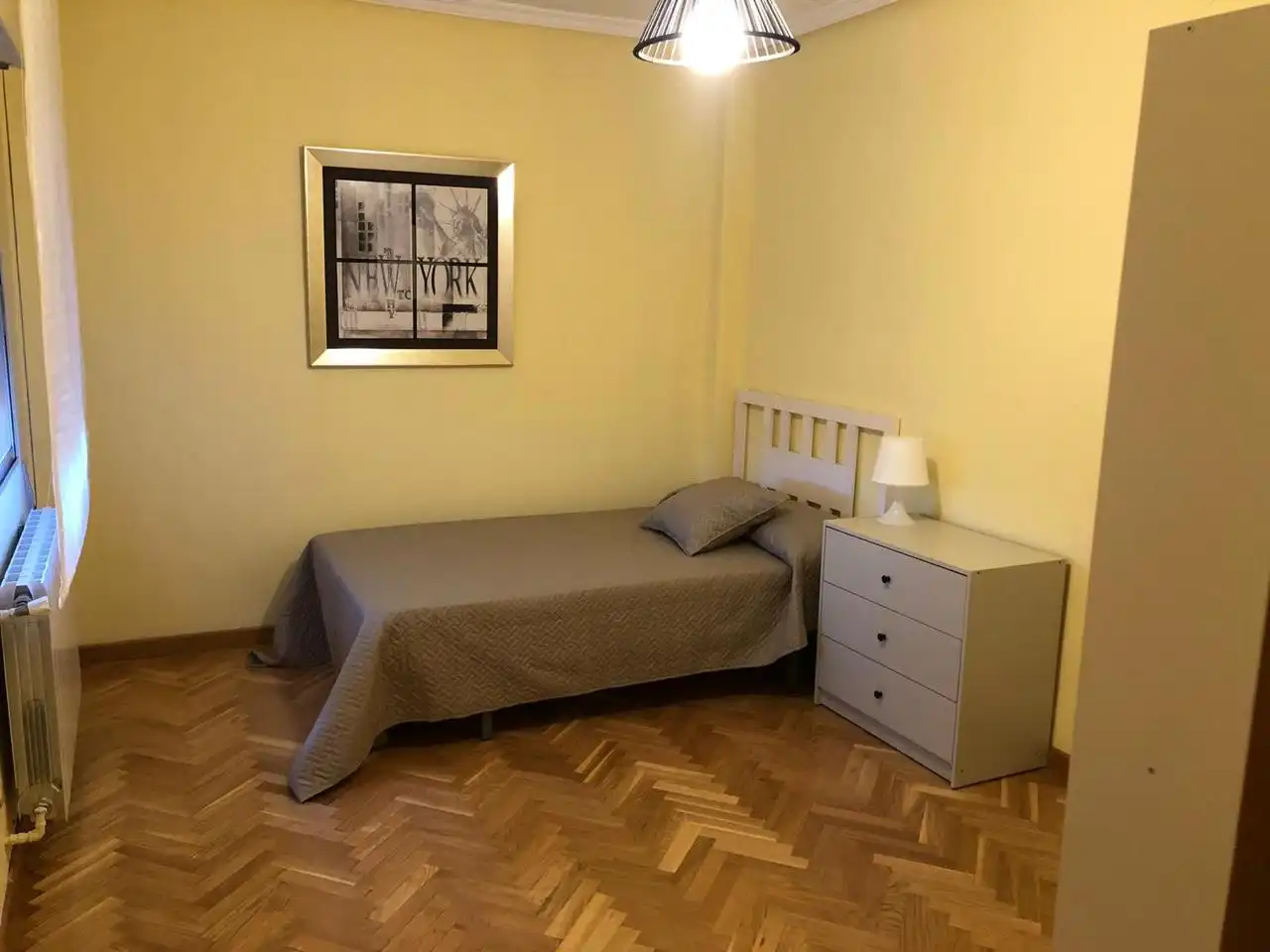 Schlafzimmer von Wohnung zur untervermieten in Cuenca mit Heizung, Terrasse und Möbliert