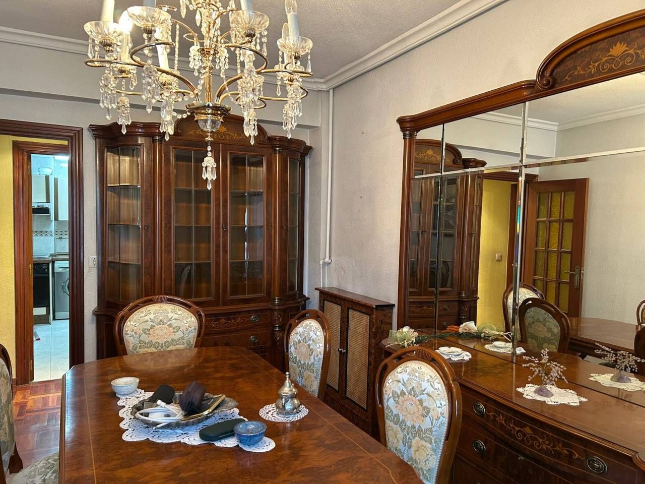 Menjador de Pis en venda en Burgos Capital amb Calefacció, Parquet i Terrassa