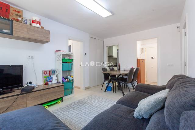 Piso en Venta en Carrer Bòbiles en La Florida