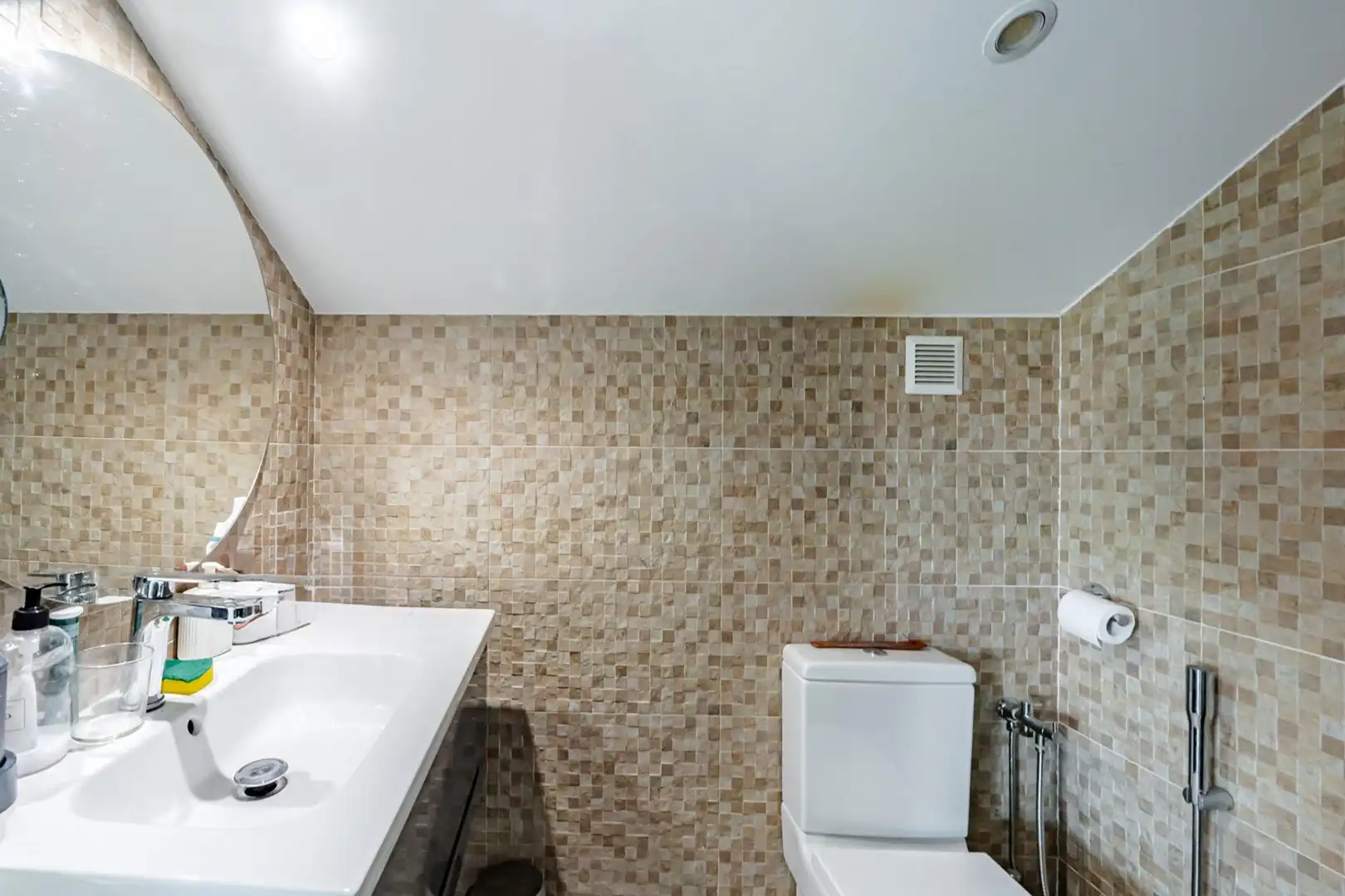 Baño de Casa adosada en venta en Pozuelo de Alarcón con Aire acondicionado, Calefacción y Piscina