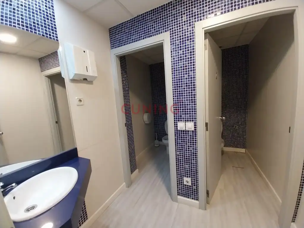 Baño de Local en venta en Cáceres