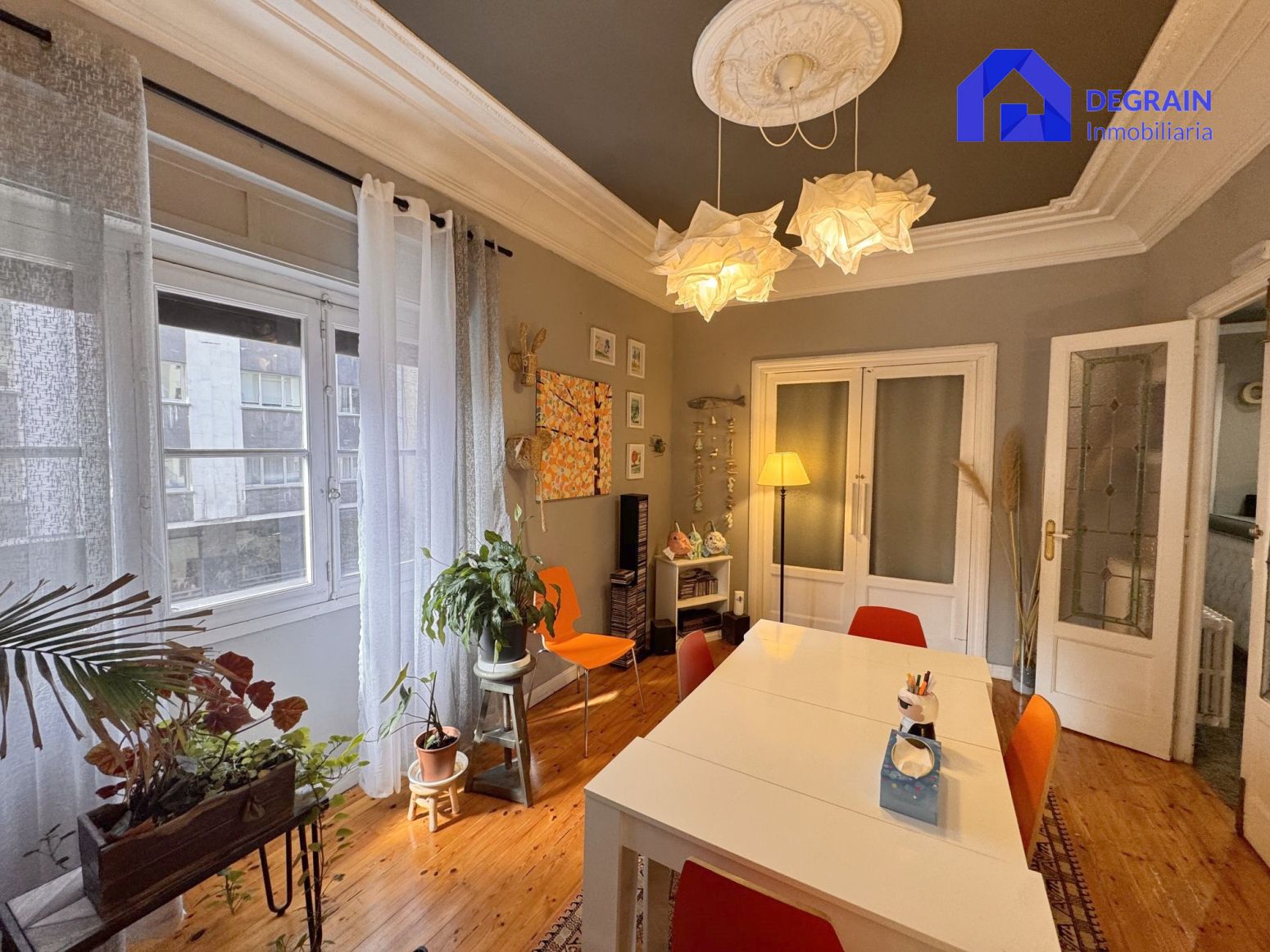 Comedor de Piso en venta en Oviedo  con Calefacción y Trastero