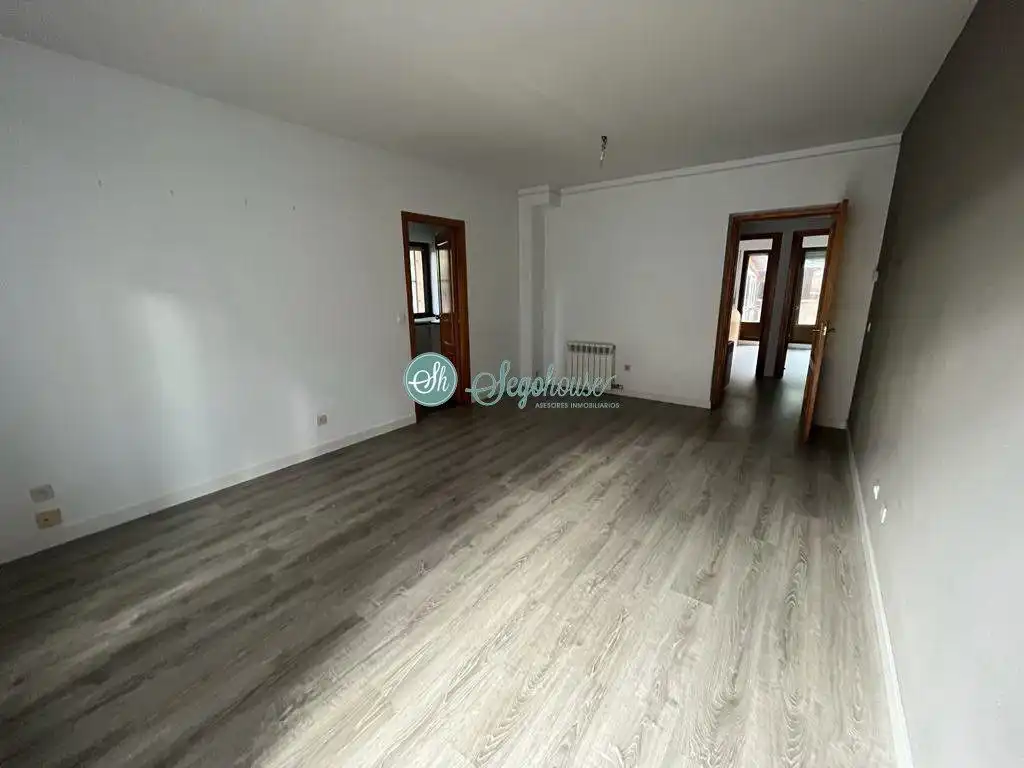 Piso en venta en San Cristóbal de Segovia con Calefacción, Terraza y Trastero