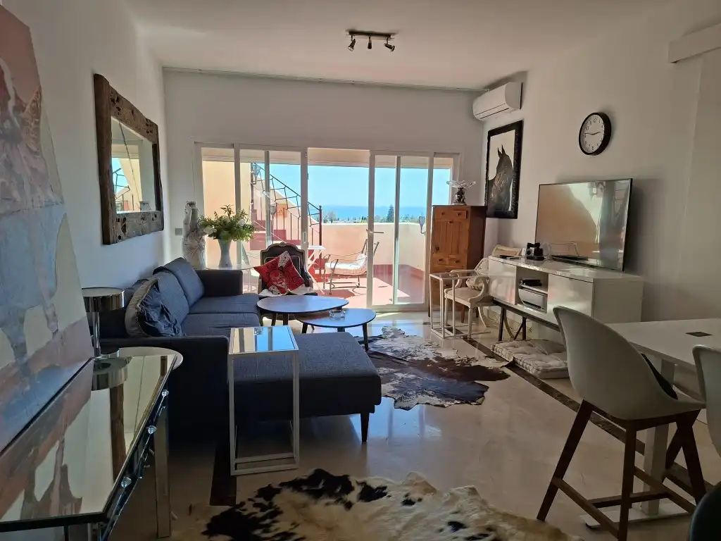 Sala de estar de Dúplex en venta en Estepona con Terraza y Piscina comunitaria