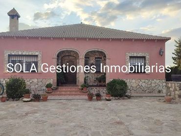 Chalet con balcón en venta en Torreperogil