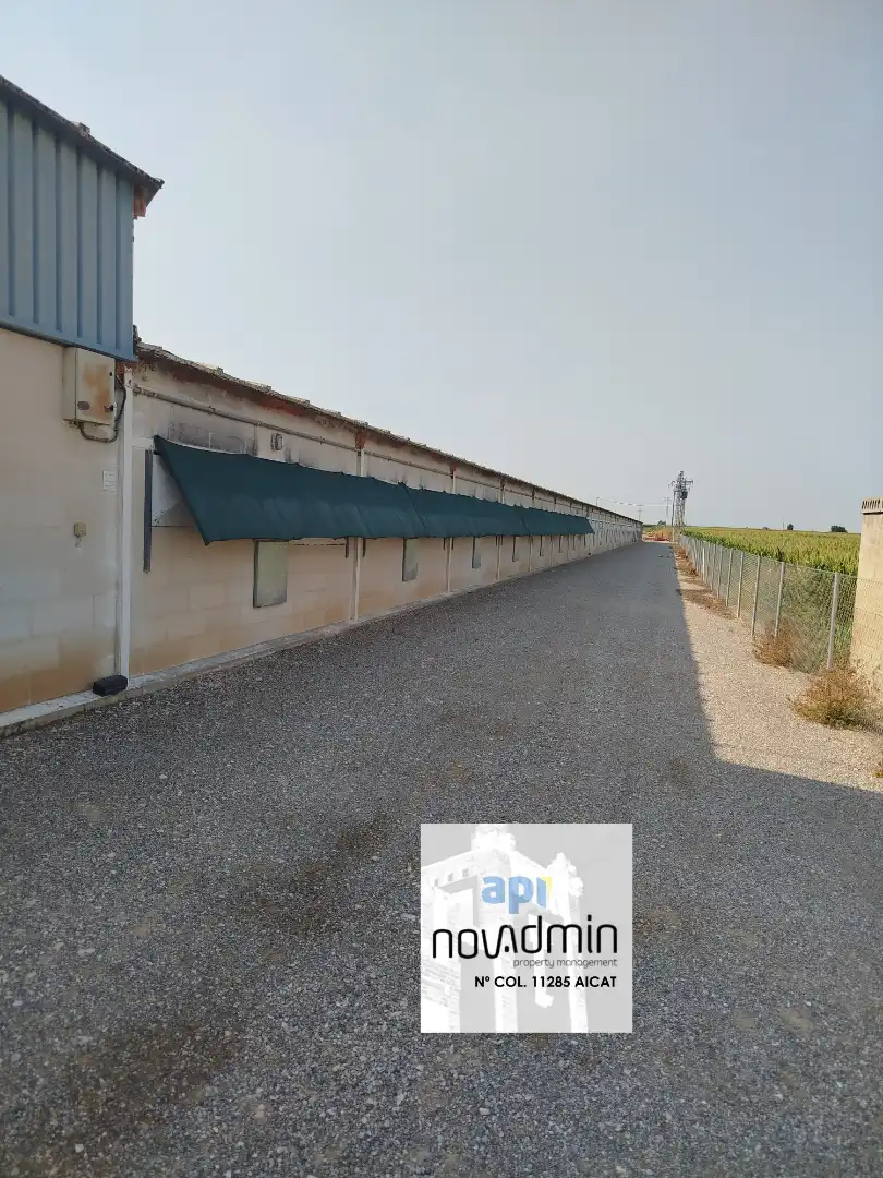 Außenansicht von Fabrikhallen zum Verkauf in El Poal mit Heizung und Alarm