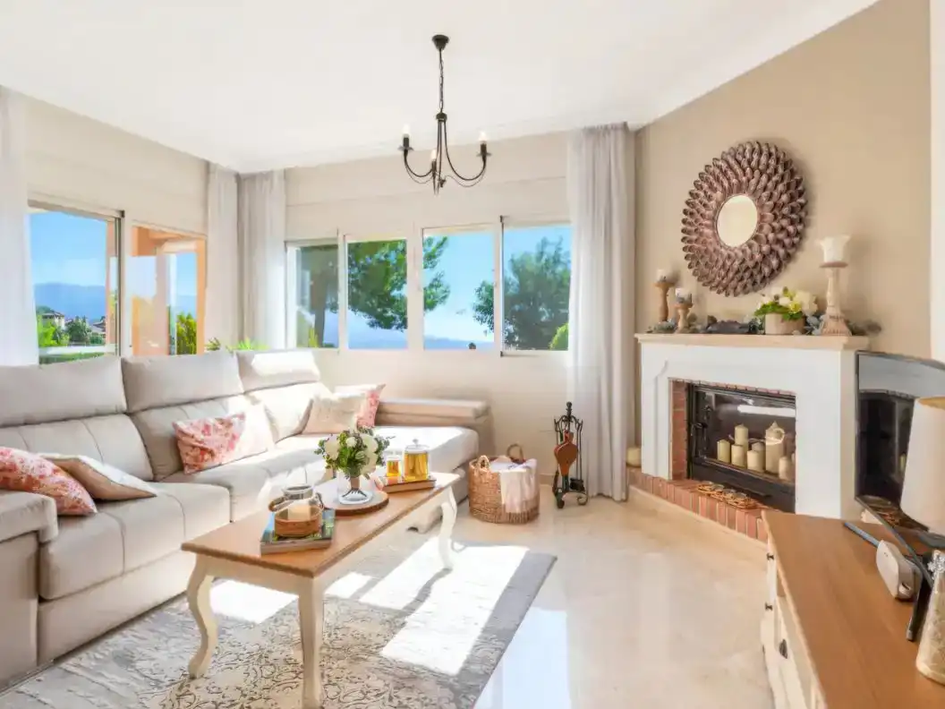 Sala d'estar de Apartament en venda en Ojén amb Aire condicionat, Piscina i Balcó