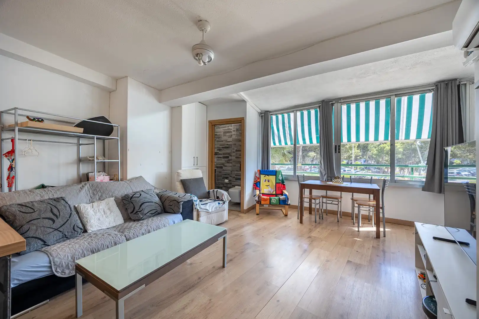 Living room of Flat for sale in Benidorm  with Swimming Pool, Furnished and Community pool