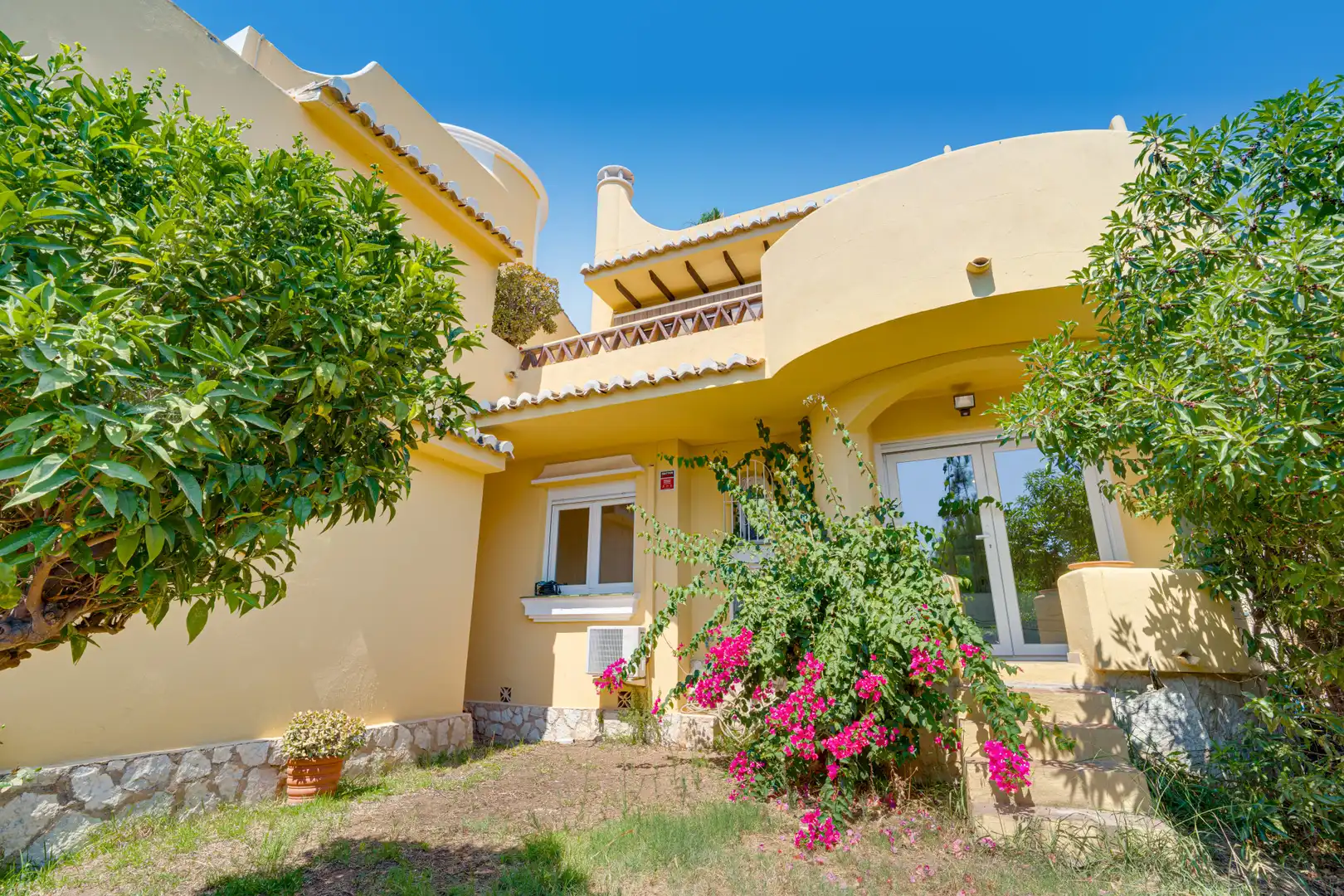 Vista exterior de Casa adosada en venda en Mijas amb Aire condicionat, Jardí privat i Terrassa