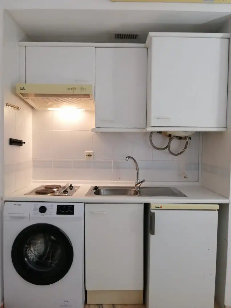 Cuina de Estudi de lloguer en Sevilla amb Aire condicionat, Moblat i Rentadora