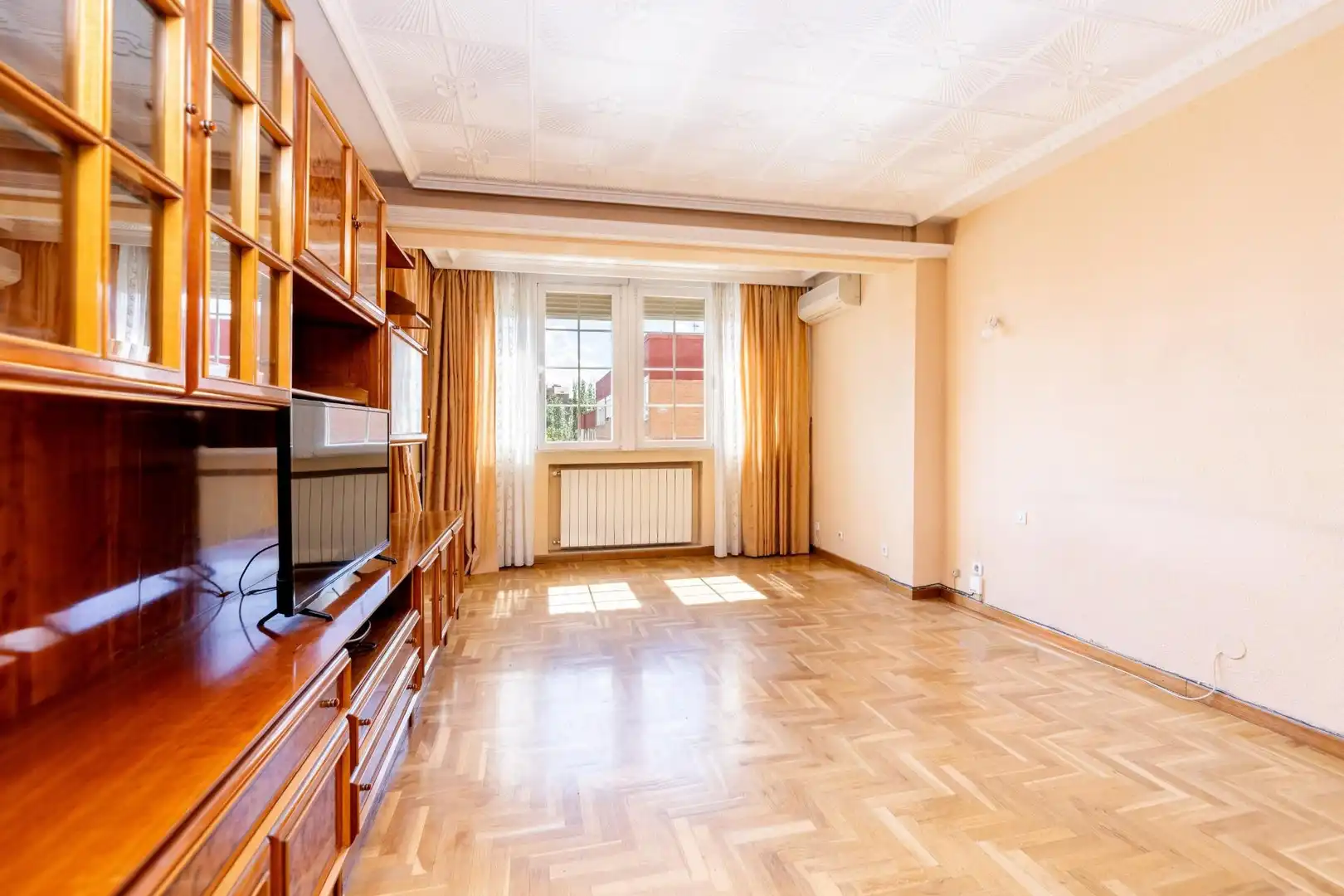 Sala d'estar de Pis en venda en Madrid amb Calefacció, Parquet i Alarma