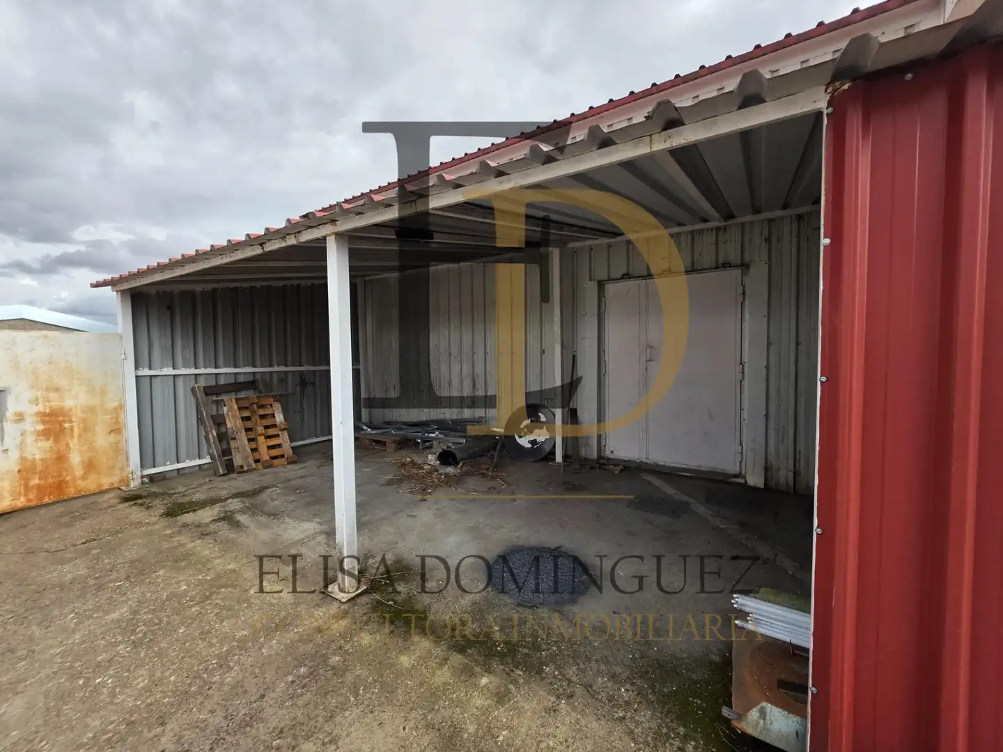 Parkplatz von Fabrikhallen zur Miete in Villares de la Reina, Salamanca