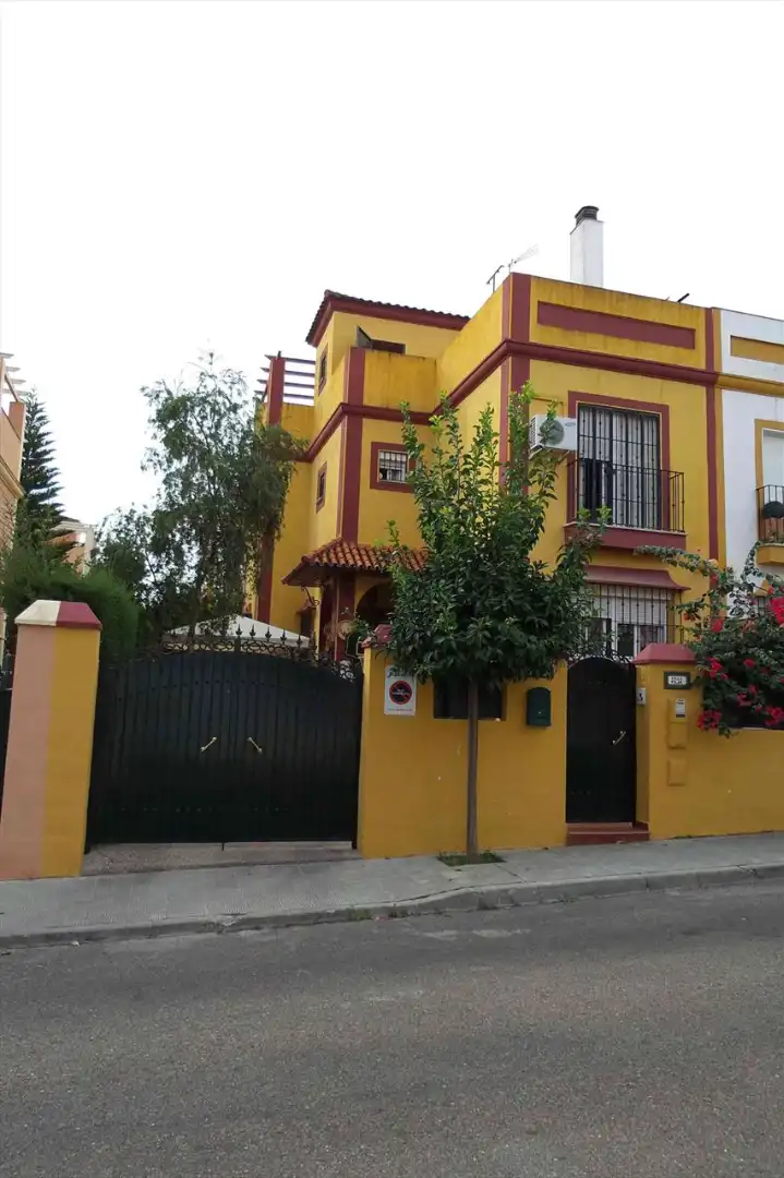 Casa aparellada amb terrassa en venda a Calle Doctor Barnard 28