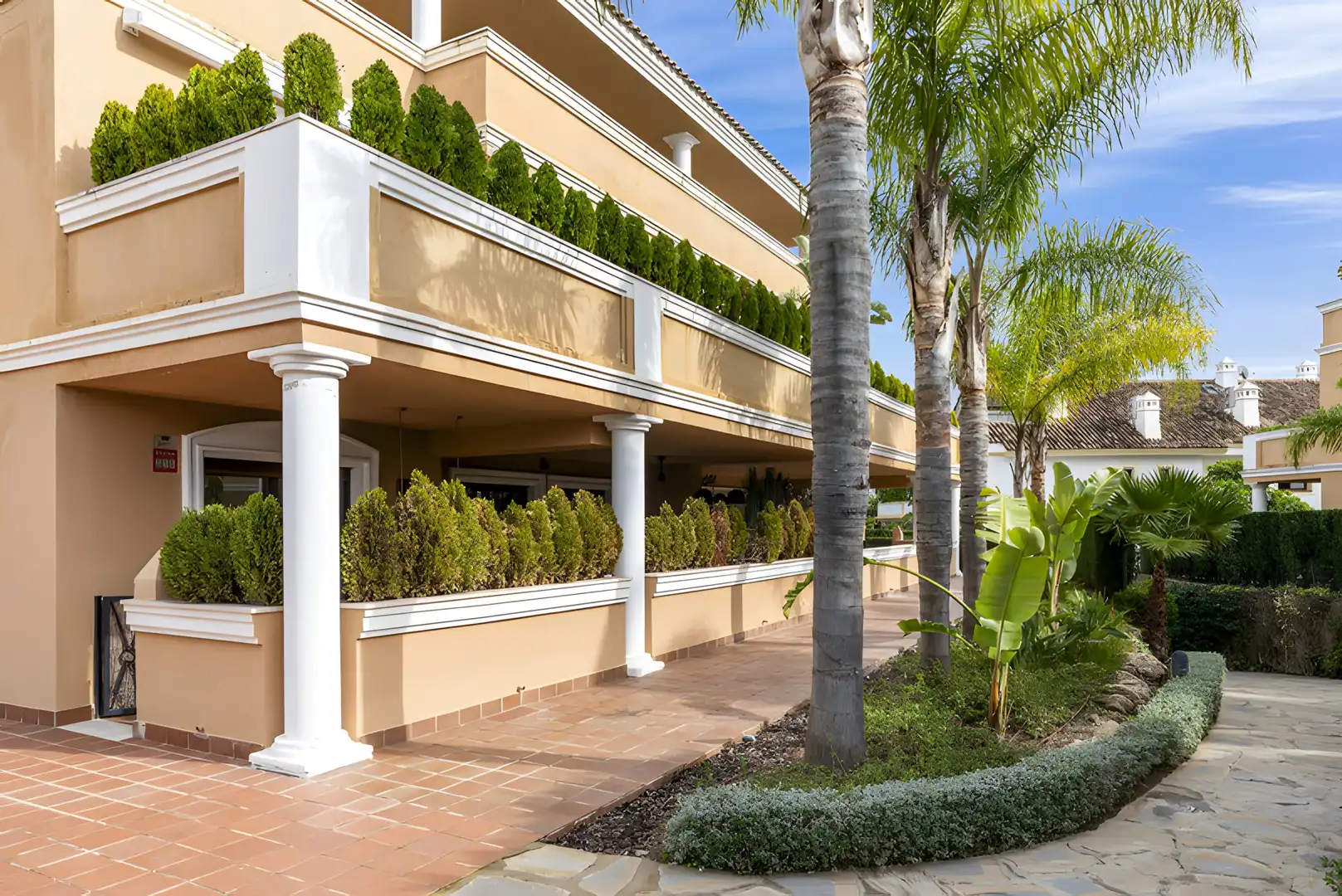Außenansicht von Erdgeschoss zum Verkauf in Marbella mit Klimaanlage, Terrasse und Schwimmbad