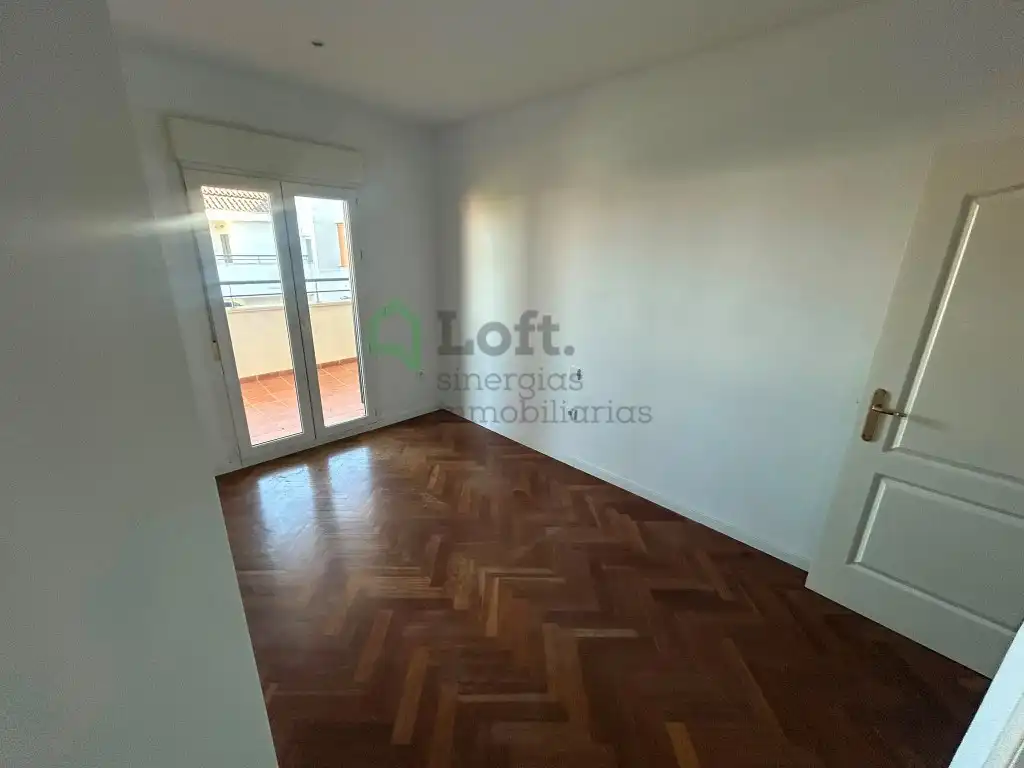Schlafzimmer von Dachboden zur Miete in Badajoz mit Klimaanlage, Privatgarten und Terrasse