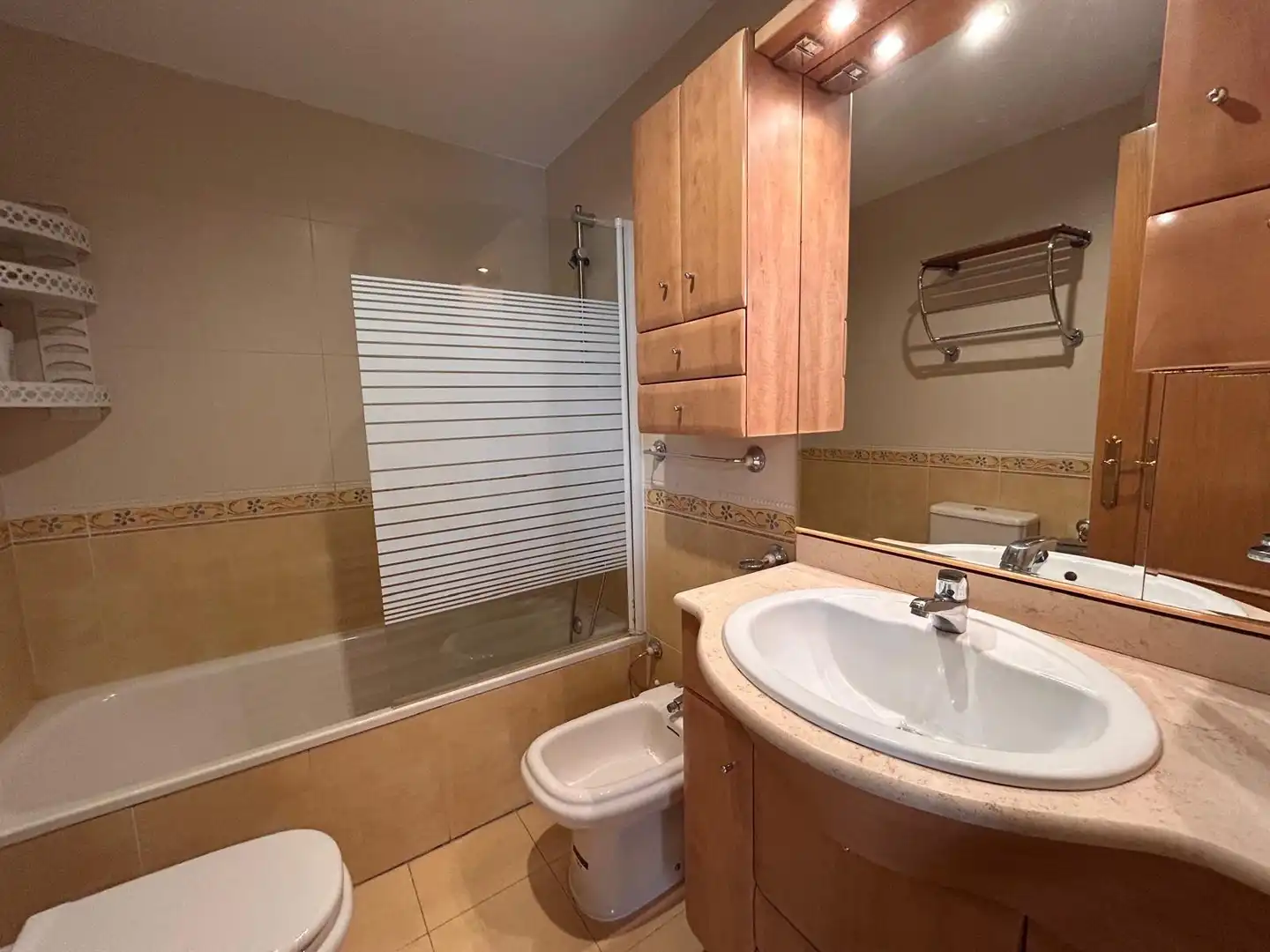 Bathroom of Flat for sale in Madrid  with Air Conditioner, Heating and Community pool