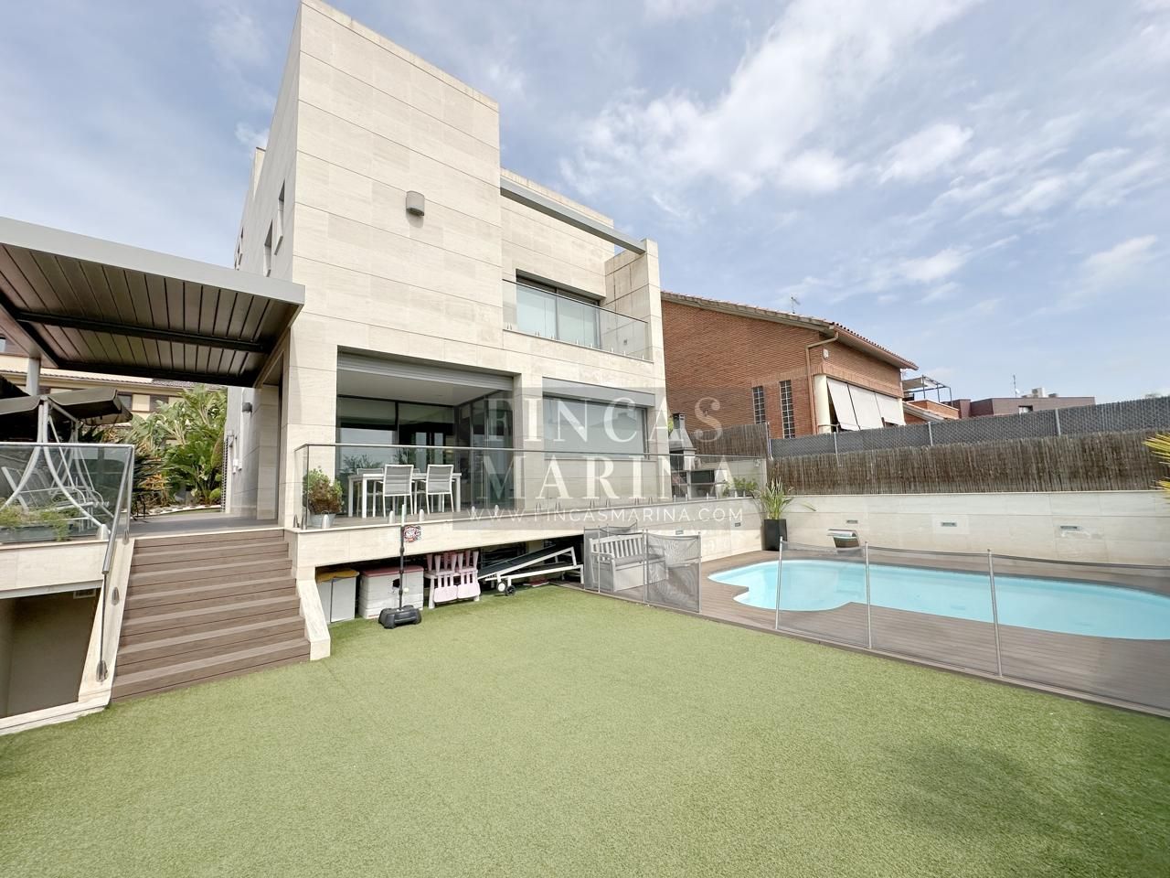 Vista exterior de Casa o xalet en venda en Viladecans amb Aire condicionat, Calefacció i Jardí privat