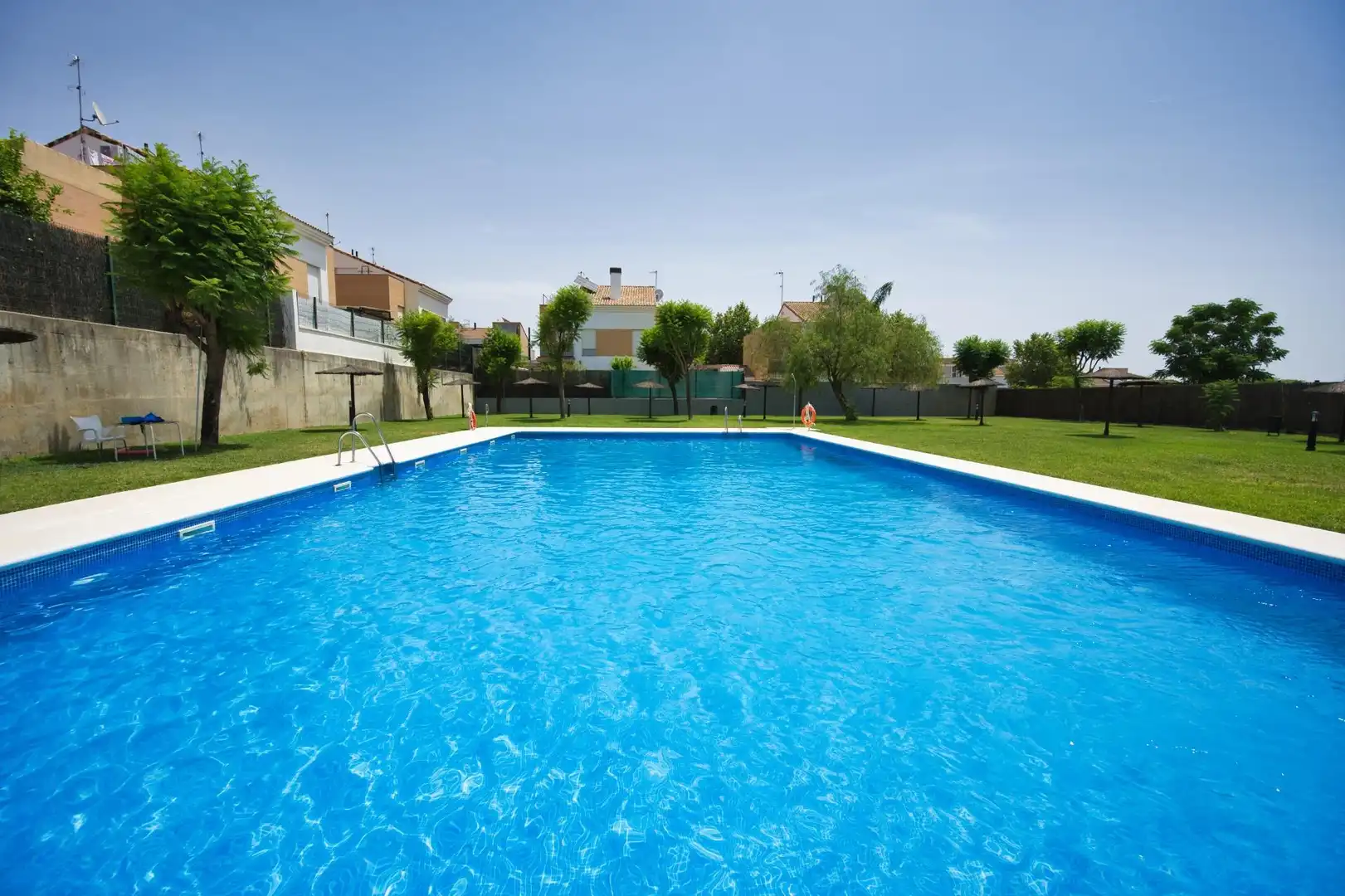 Piscina de Casa adosada en venda en Espartinas amb Aire condicionat, Calefacció i Jardí privat