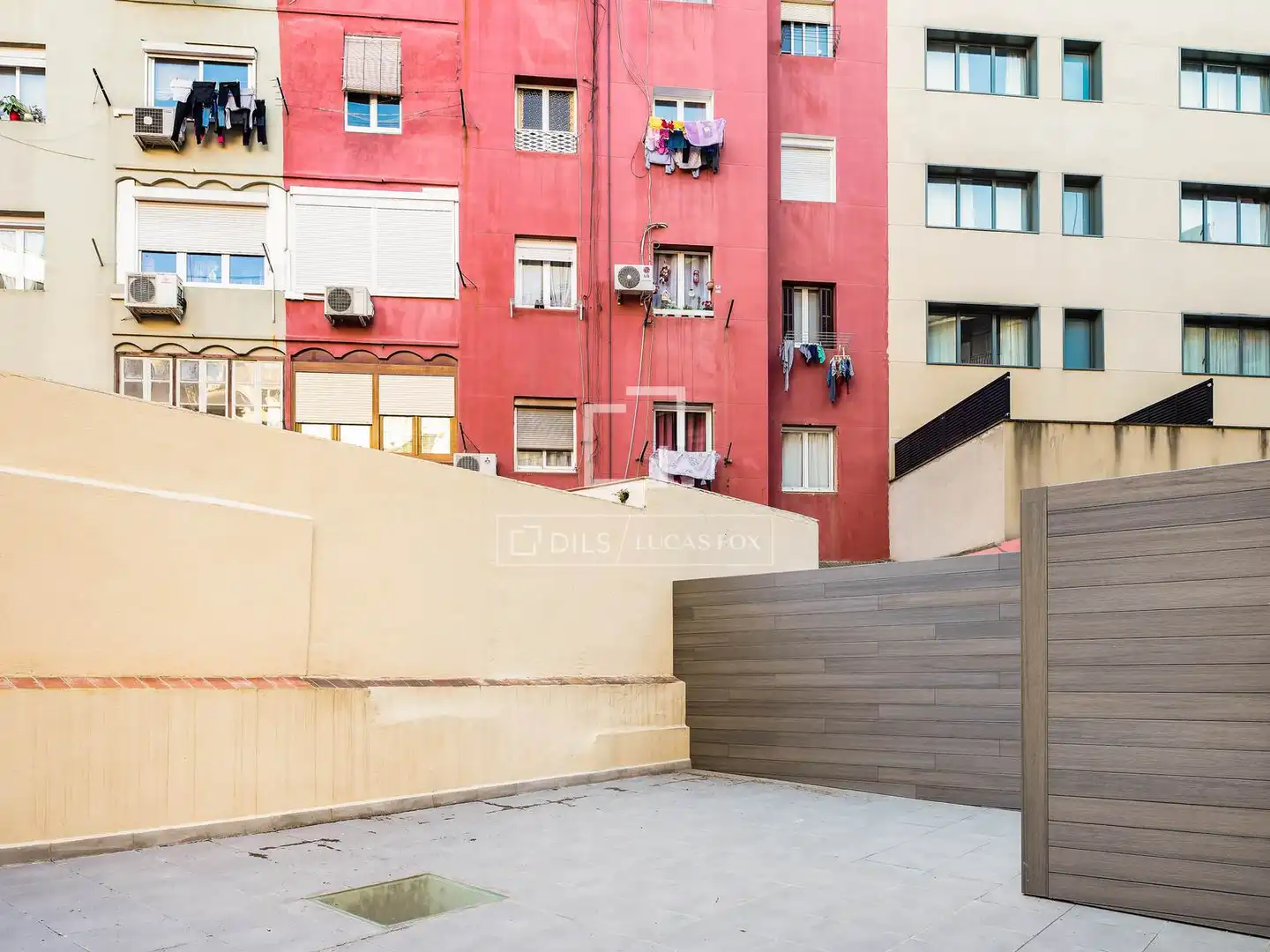 Vista exterior de Pis en venda en Barcelona amb Aire condicionat i Terrassa