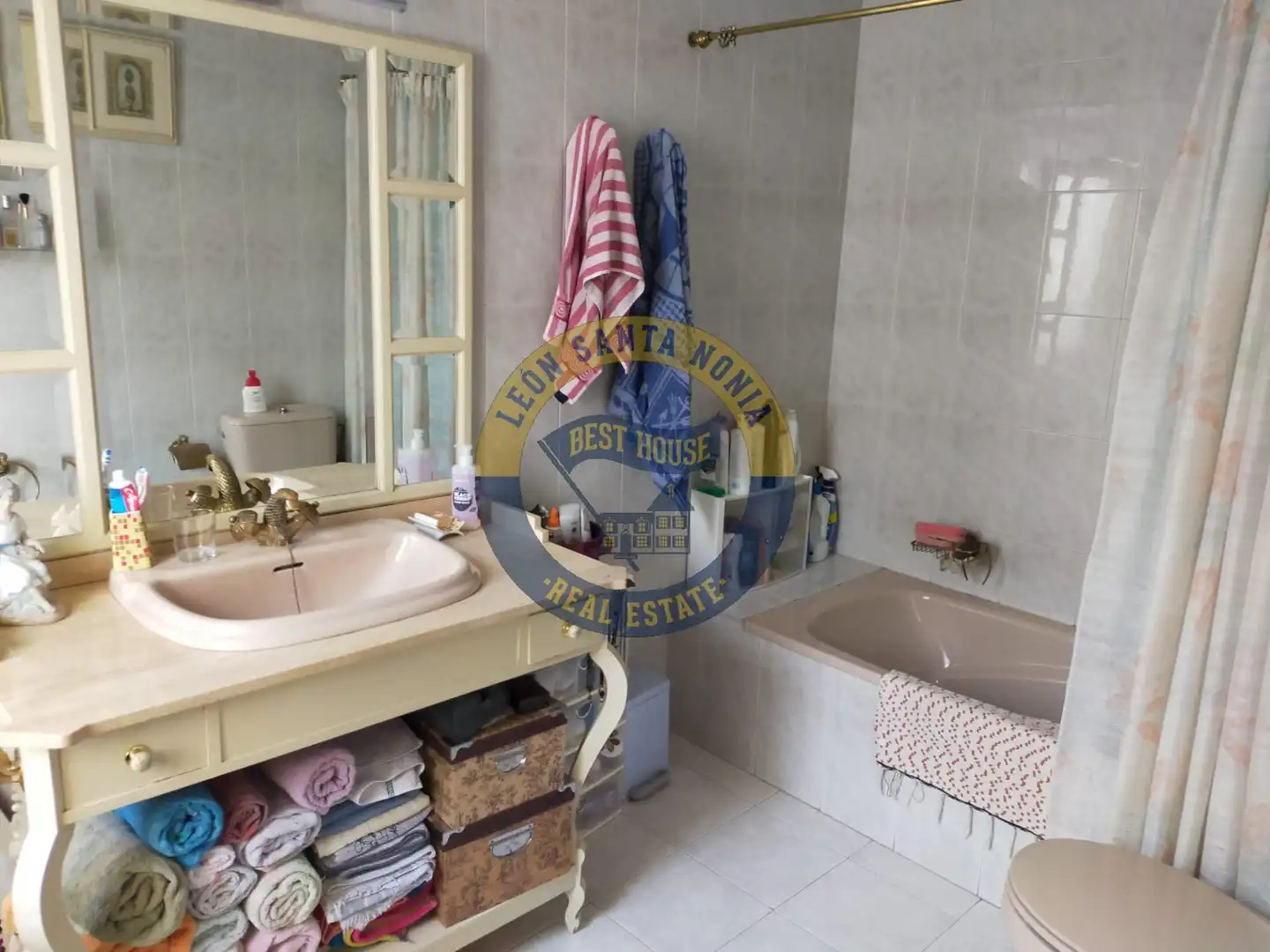 Bany de Casa o xalet en venda en León Capital  amb Calefacció