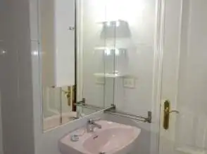 Badezimmer von Wohnung zur Miete in Gijón  mit Heizung und Abstellraum