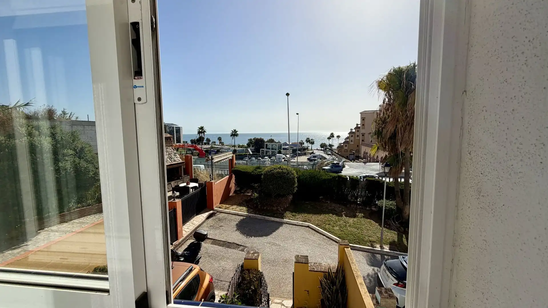 Außenansicht von Einfamilien-Reihenhaus zur Miete in Fuengirola mit Klimaanlage, Privatgarten und Terrasse
