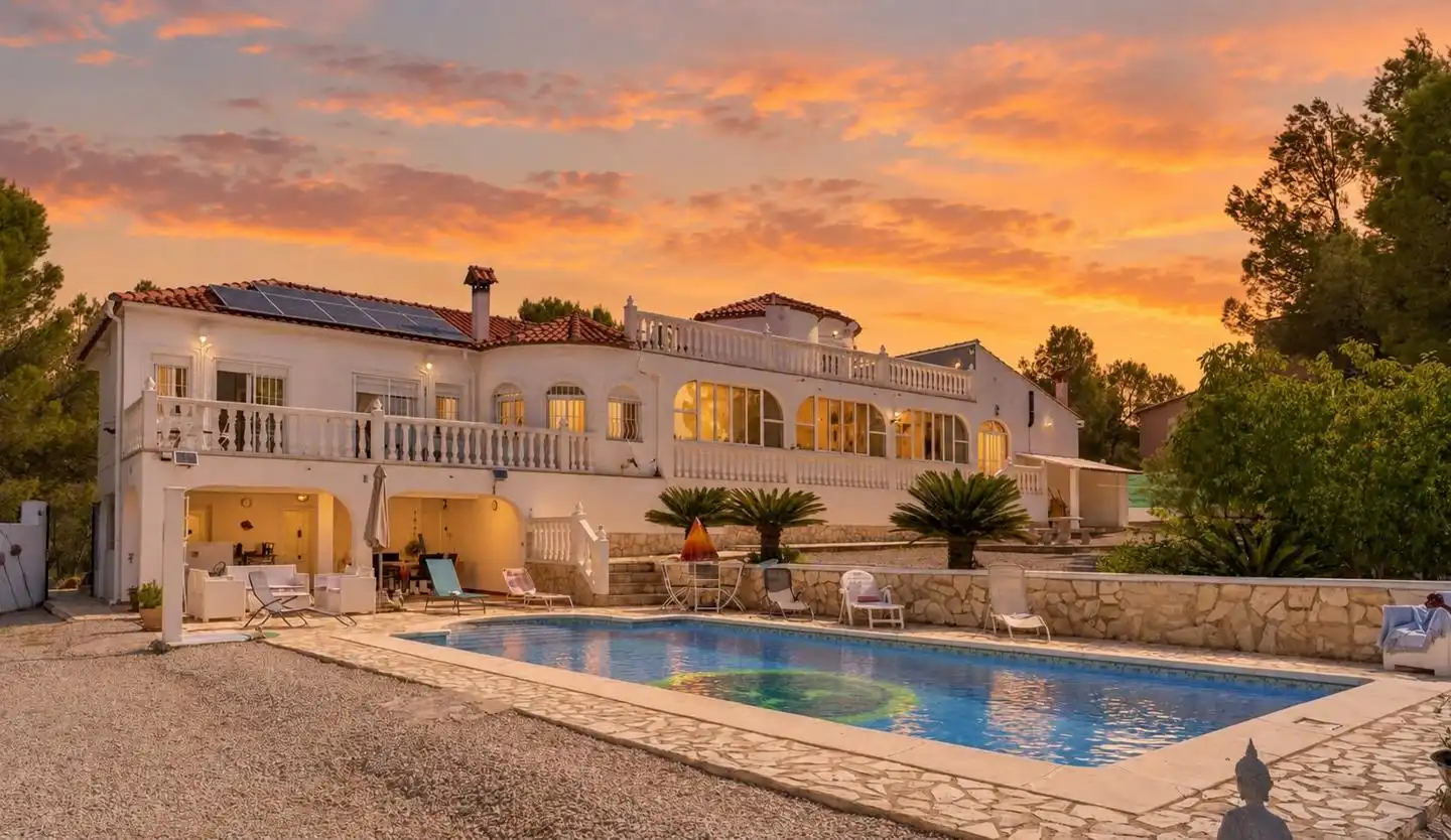 House with pool for sale in Montroi / Montroy