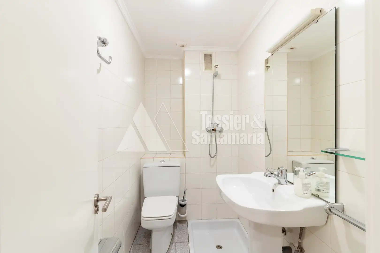Badezimmer von Büro zur Miete in Gijón  mit Heizung und Möbliert