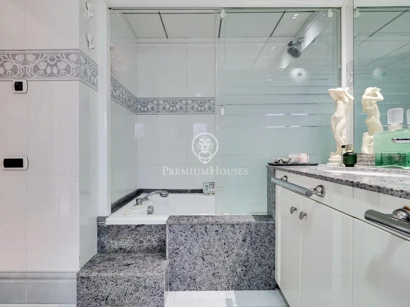 Bathroom of Houses for sale in Olesa de Montserrat  with Air Conditioner, Private garden and Terrace