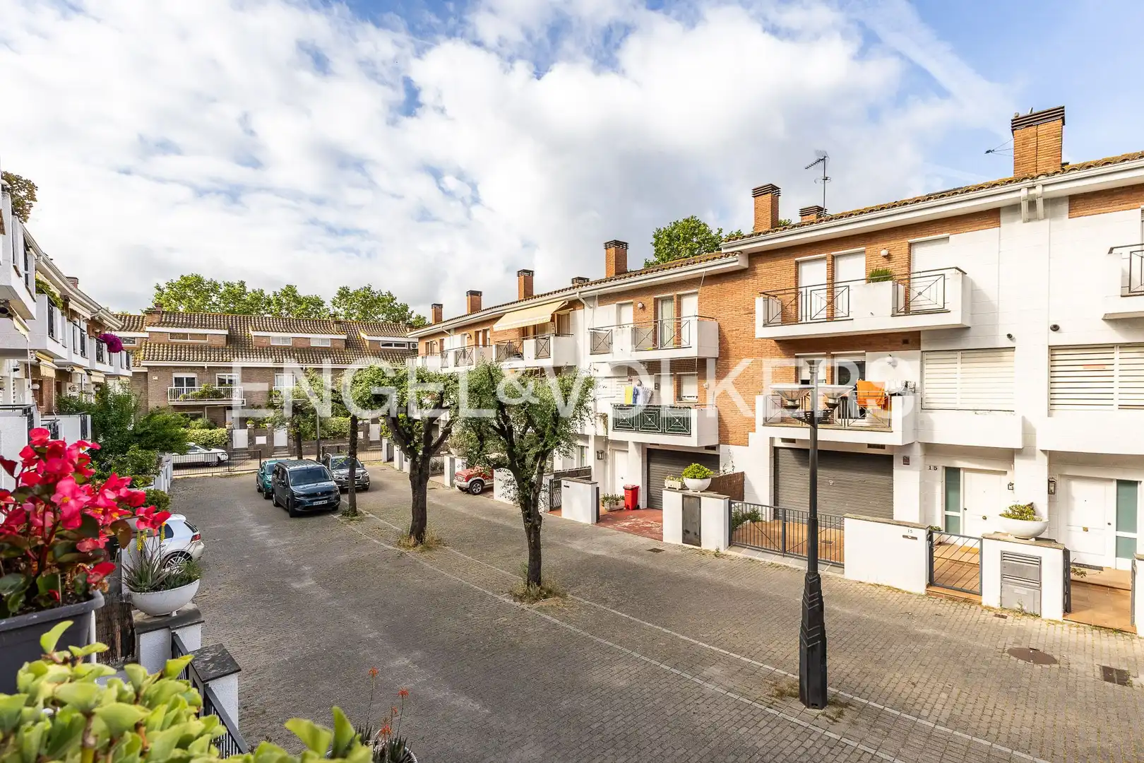 Vista exterior de Casa o xalet en venda en Cerdanyola del Vallès amb Aire condicionat, Calefacció i Jardí privat