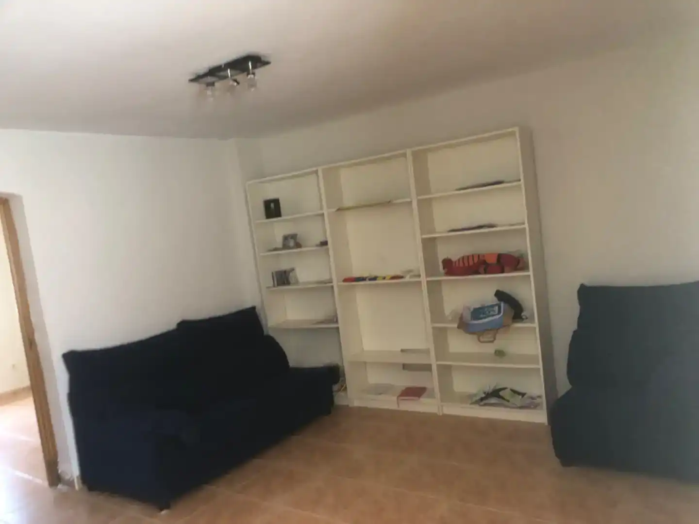 Sala d'estar de Casa adosada en venda en Cedillo del Condado amb Piscina
