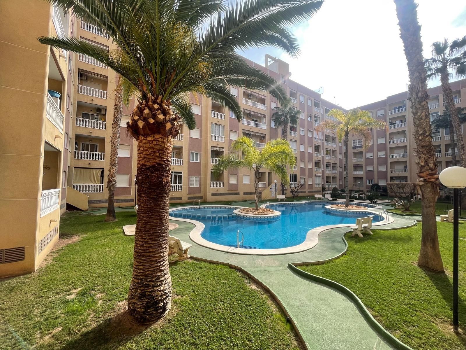 Vista exterior de Apartament en venda en Torrevieja amb Aire condicionat, Calefacció i Terrassa