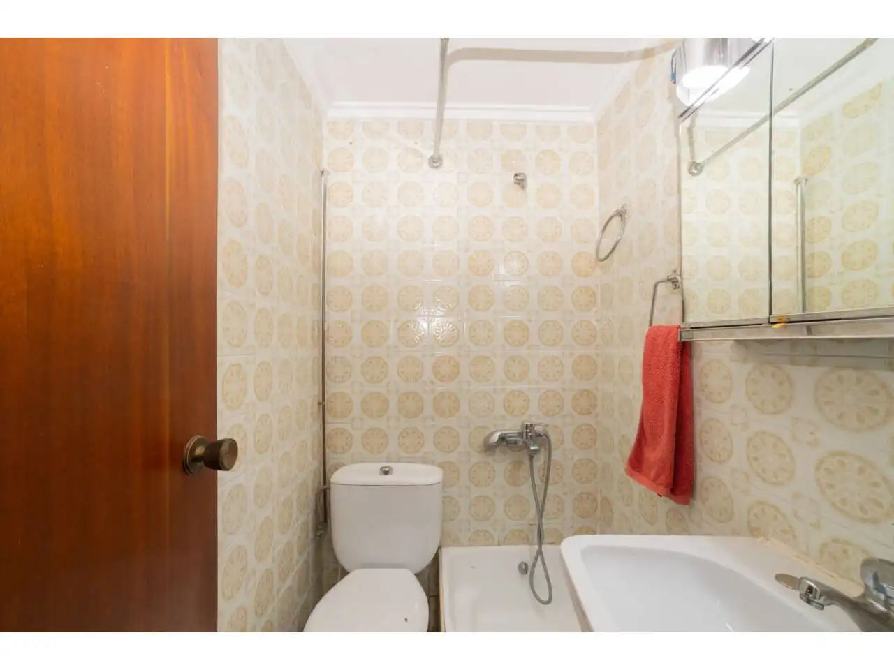Bathroom of Flat for sale in Valencia  with Air Conditioner, Terrace and Furnished