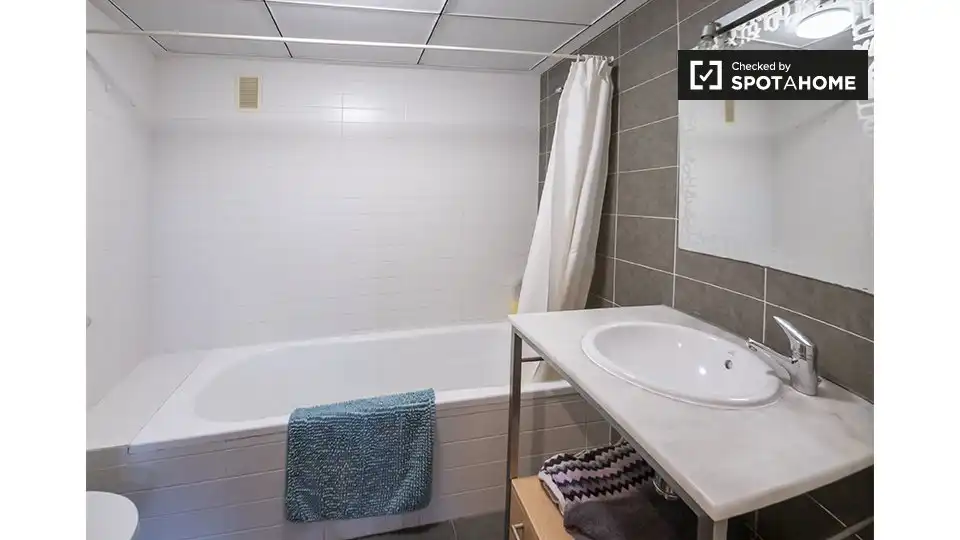 Baño de Piso de alquiler en Valencia con Aire acondicionado, Calefacción y Amueblado