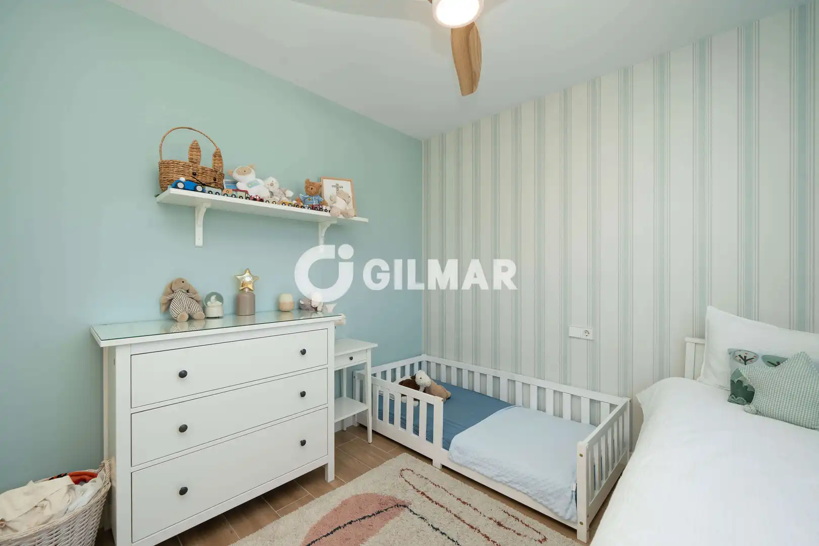 Habitación de Casa adosada en venta en Madrid con Calefacción, Jardín privado y Piscina