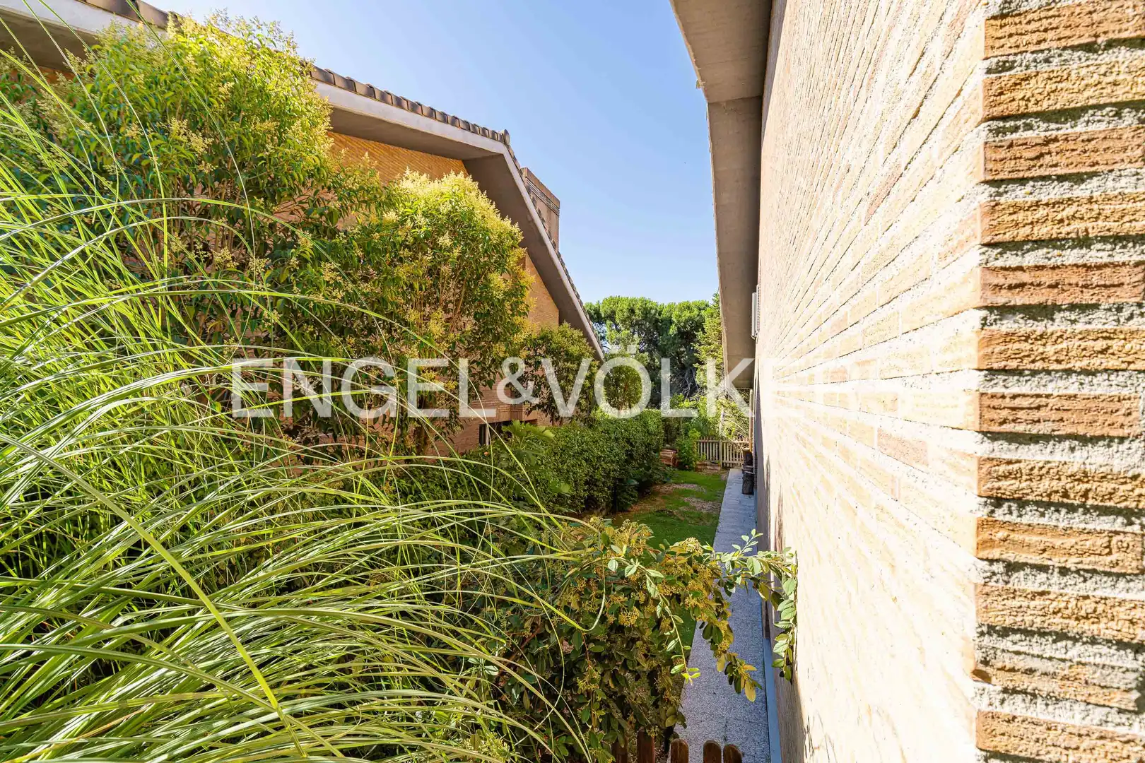 Vista exterior de Casa o xalet de lloguer en Pozuelo de Alarcón amb Aire condicionat, Calefacció i Jardí privat