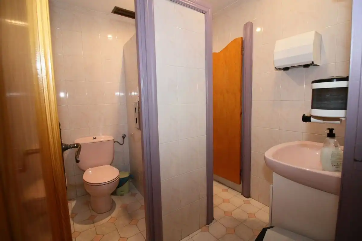 Bany de Local en venda en Mombeltrán amb Aire condicionat