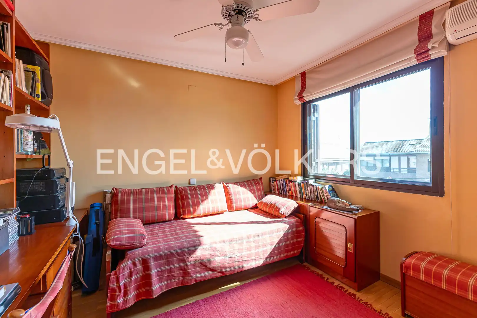 Habitación de Casa adosada en venta en Madrid con Aire acondicionado, Calefacción y Jardín privado