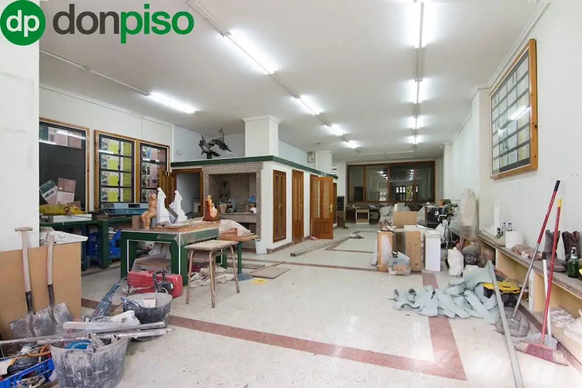 Local en venta en Granada con Amueblado