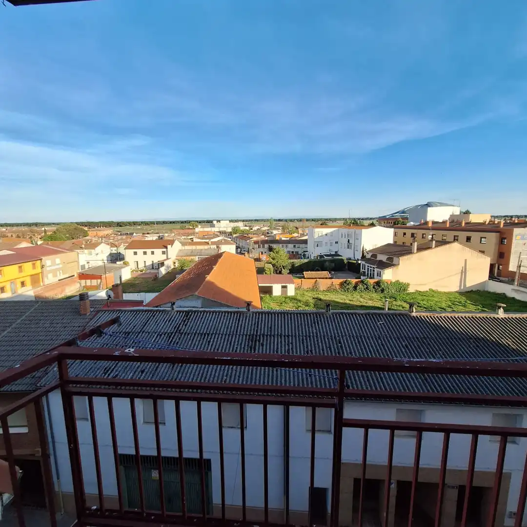 Vista exterior de Piso en venta en Íscar con Calefacción, Terraza y Amueblado