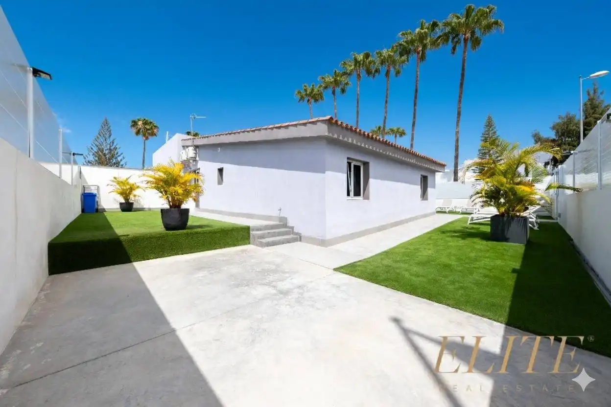 Exterior view of Detached homes for sale in San Bartolomé de Tirajana  with Air Conditioner, Private garden and Parquet flooring