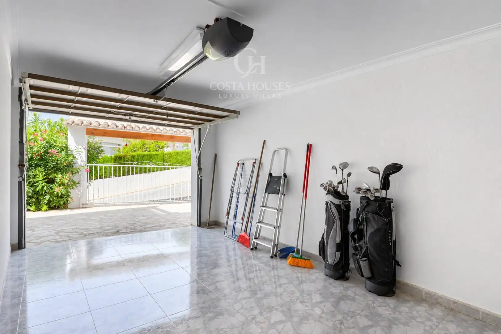 Aparcament de Casa o xalet en venda en Moraira amb Aire condicionat, Calefacció i Jardí privat