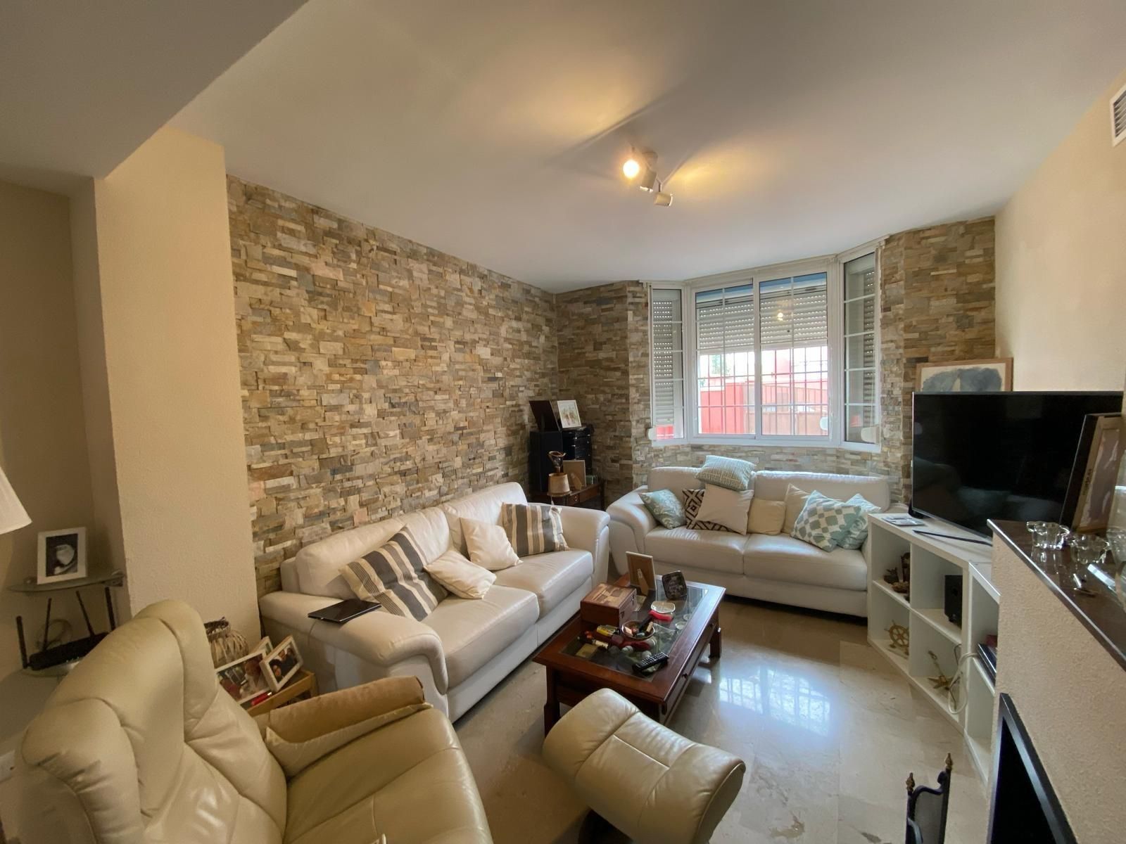 Sala de estar de Casa adosada en venta en Bollullos de la Mitación con Aire acondicionado, Terraza y Alarma