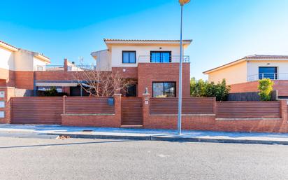 Vista exterior de Casa adosada en venda en Cambrils amb Aire condicionat, Calefacció i Jardí privat