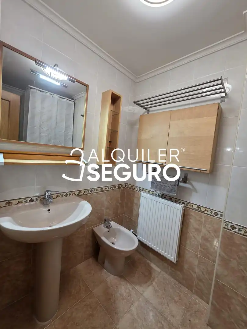 Baño de Piso de alquiler en Burgos con Calefacción, Terraza y Trastero